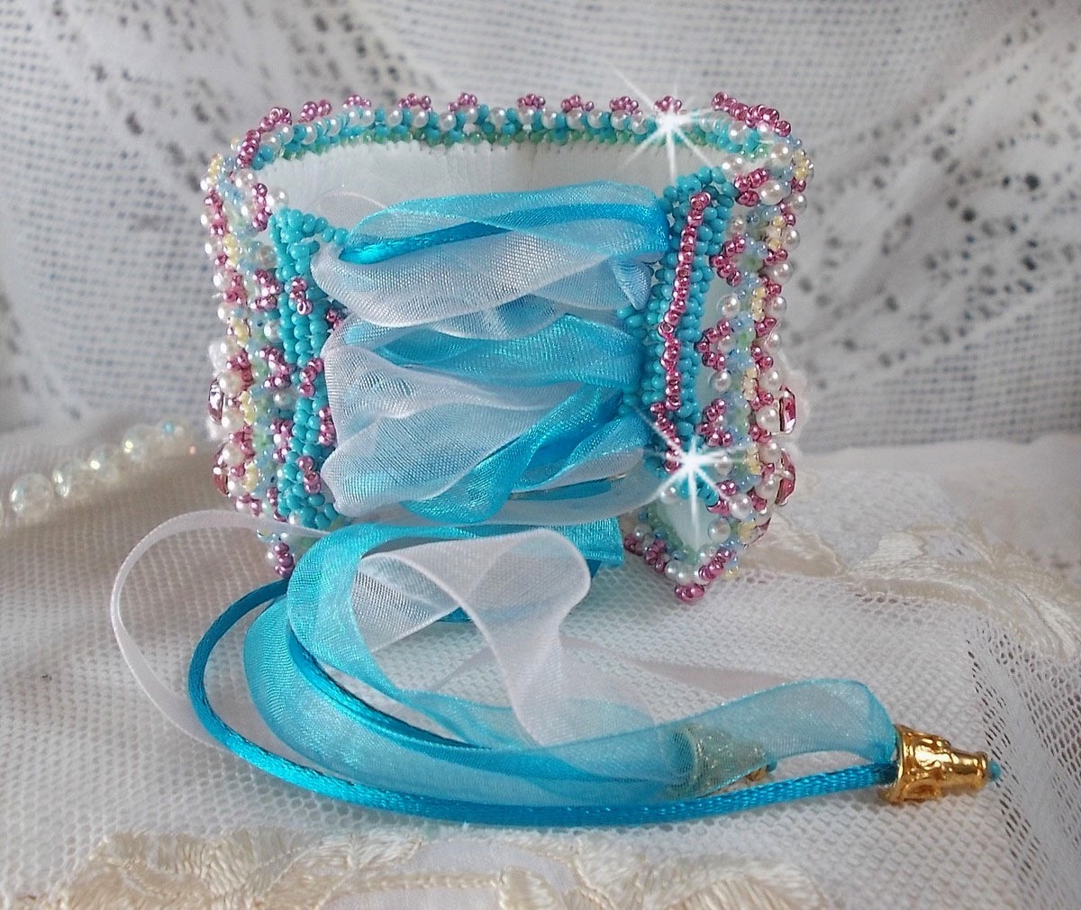 Armband Beauty Alicia Blue Haute-Couture manchet geborduurd met Swarovski kristallen, fijn wit kant en rocailles.