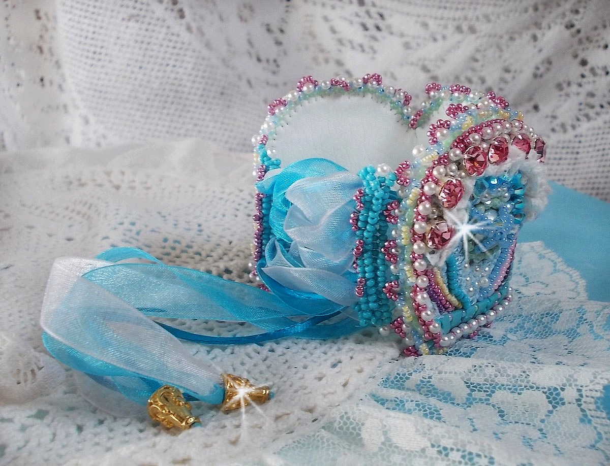 Armband Beauty Alicia Blue Haute-Couture manchet geborduurd met Swarovski kristallen, fijn wit kant en rocailles.
