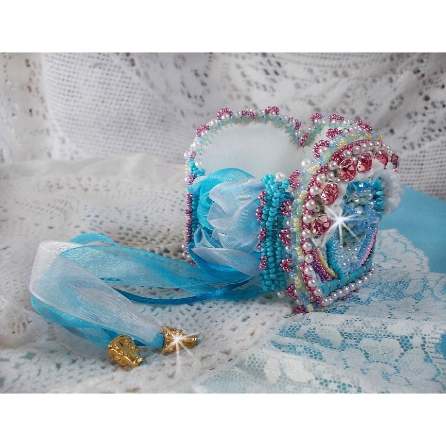 Armband Beauty Alicia Blue Haute-Couture manchet geborduurd met Swarovski kristallen, fijn wit kant en rocailles.