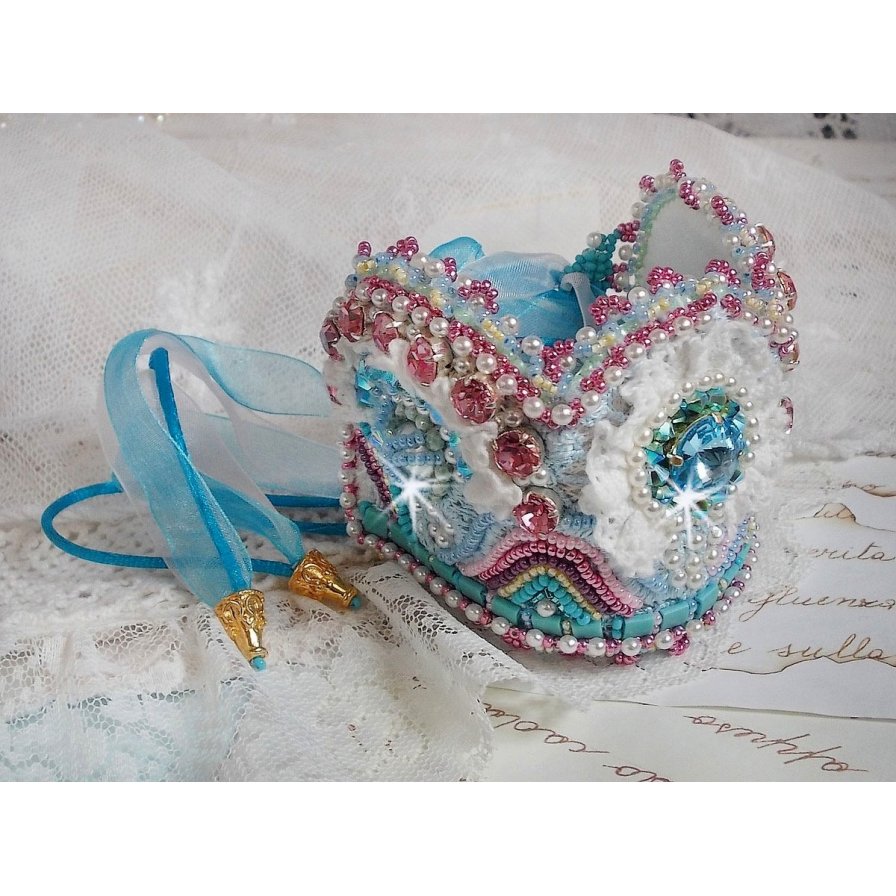 Armband Beauty Alicia Blue Haute-Couture manchet geborduurd met Swarovski kristallen, fijn wit kant en rocailles.