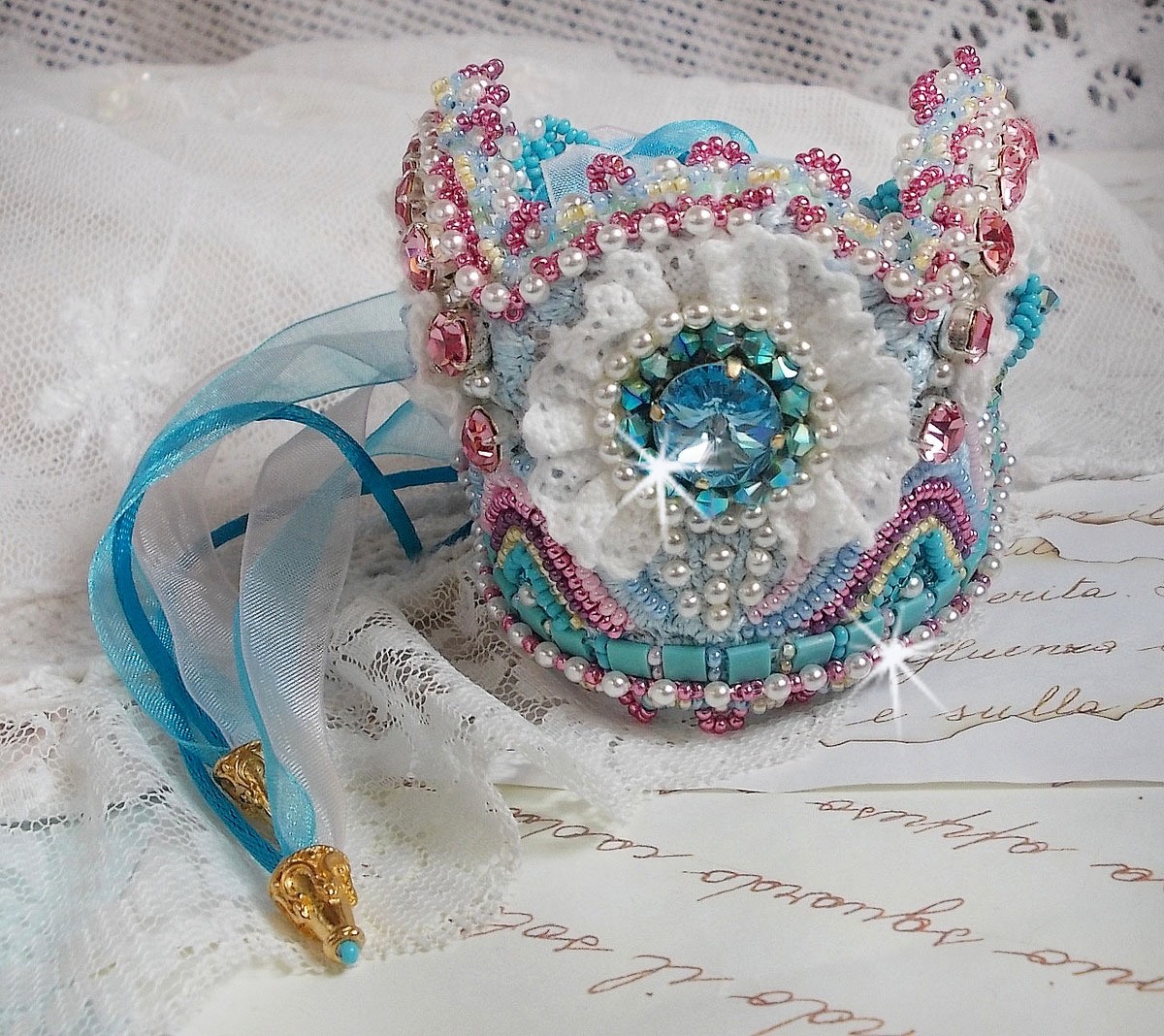 Armband Beauty Alicia Blue Haute-Couture manchet geborduurd met Swarovski kristallen, fijn wit kant en rocailles.