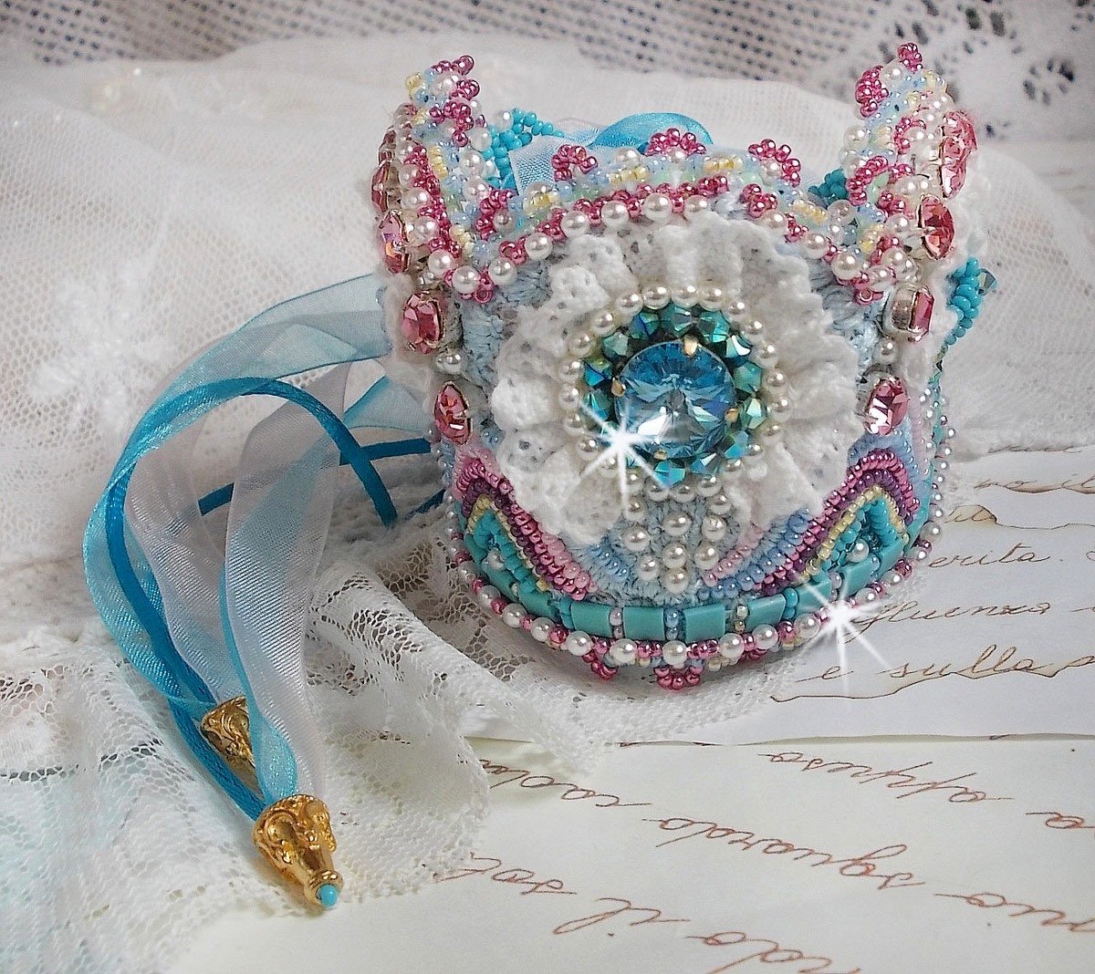 Armband Beauty Alicia Blue Haute-Couture manchet geborduurd met Swarovski kristallen, fijn wit kant en rocailles.