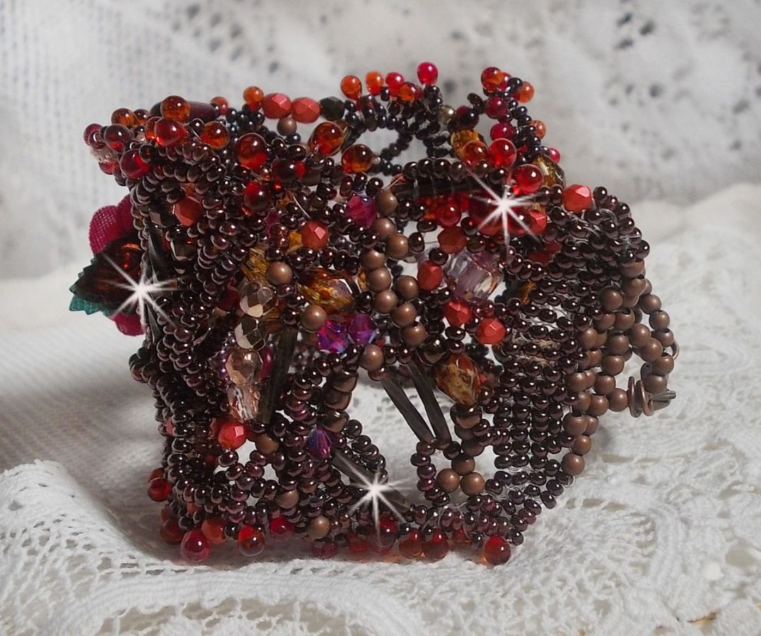Belle Hélène manchet armband geheel in rocailles, stoffen bloem, edelsteen kralen (geel/witte calciet) en rocailles