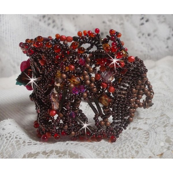 Belle H&eacute;l&egrave;ne manchet armband geheel in rocailles, stoffen bloem, edelsteen kralen (geel/witte calciet) en rocailles