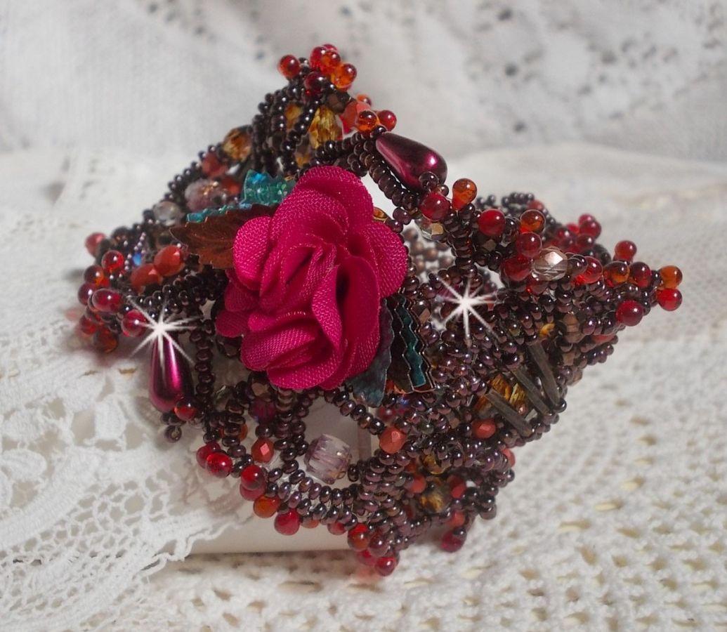 Belle Hélène manchet armband geheel in rocailles, stoffen bloem, edelsteen kralen (geel/witte calciet) en rocailles