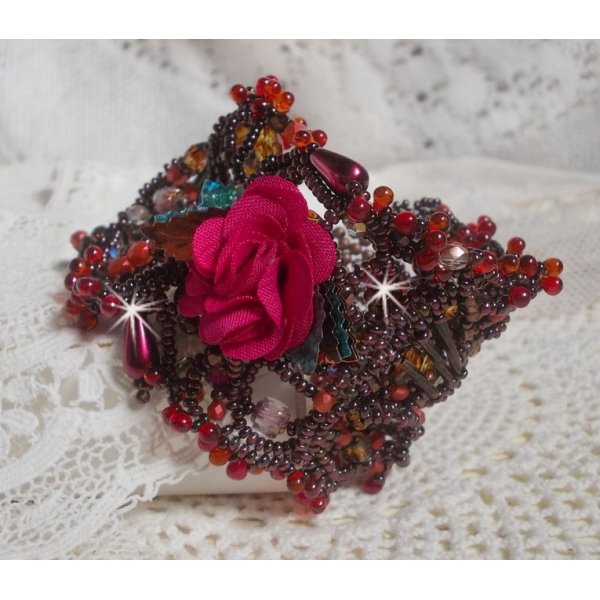 Belle H&eacute;l&egrave;ne manchet armband geheel in rocailles, stoffen bloem, edelsteen kralen (geel/witte calciet) en rocailles