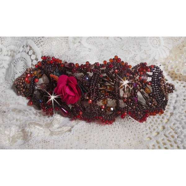 Belle Hélène manchet armband geheel in rocailles, stoffen bloem, edelsteen kralen (geel/witte calciet) en rocailles