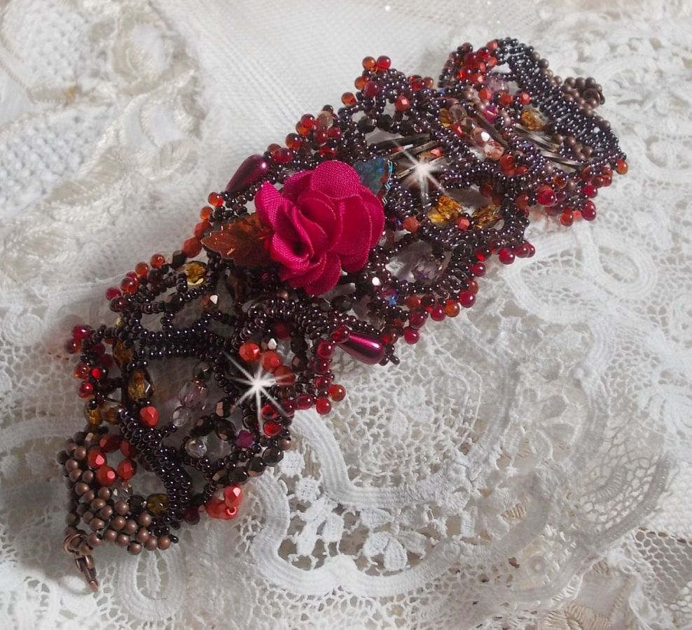 Belle Hélène manchet armband geheel in rocailles, stoffen bloem, edelsteen kralen (geel/witte calciet) en rocailles