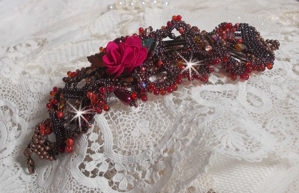 Belle Hélène manchet armband geheel in rocailles, stoffen bloem, edelsteen kralen (geel/witte calciet) en rocailles