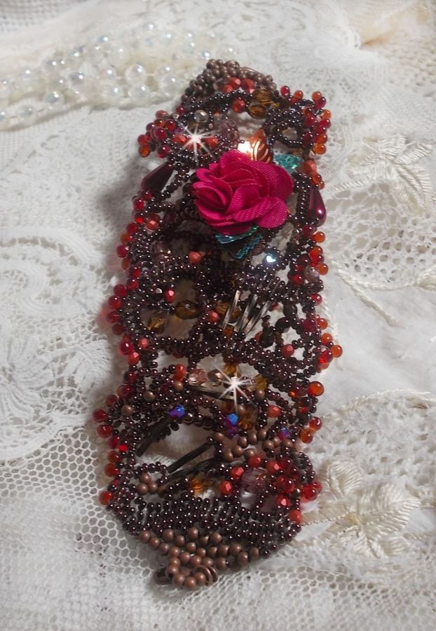 Belle Hélène manchet armband geheel in rocailles, stoffen bloem, edelsteen kralen (geel/witte calciet) en rocailles
