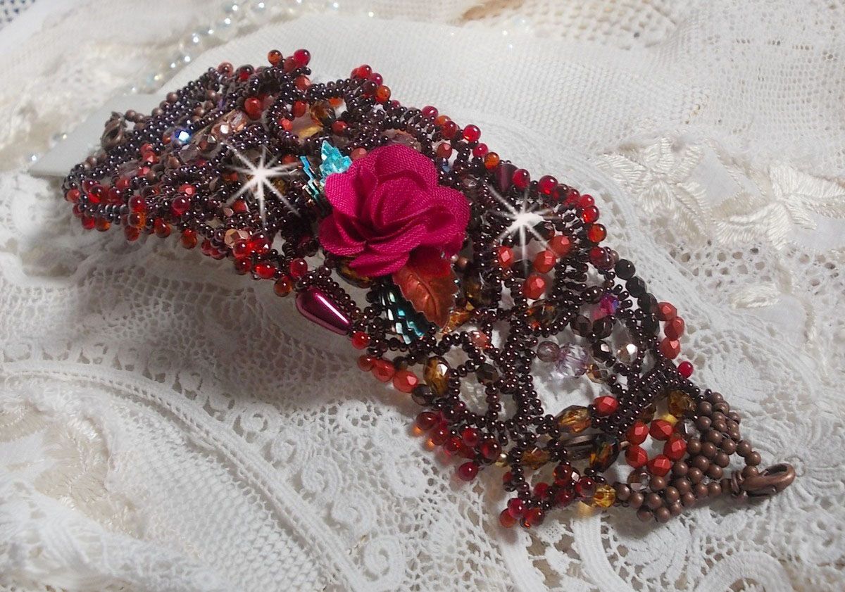 Belle Hélène manchet armband geheel in rocailles, stoffen bloem, edelsteen kralen (geel/witte calciet) en rocailles