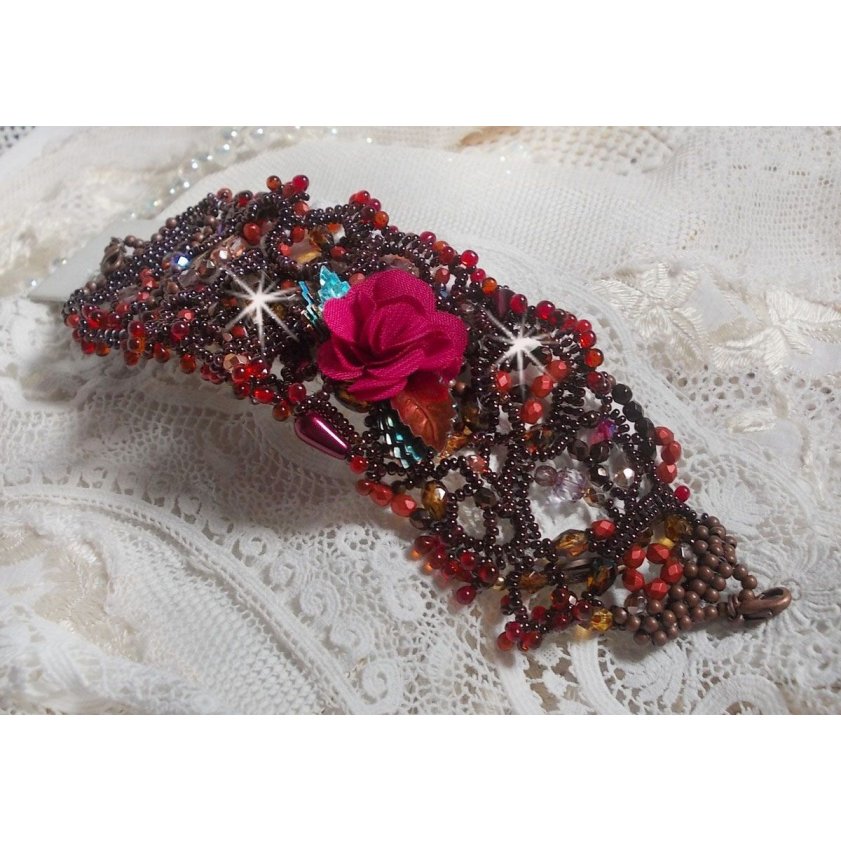 Belle Hélène manchet armband geheel in rocailles, stoffen bloem, edelsteen kralen (geel/witte calciet) en rocailles