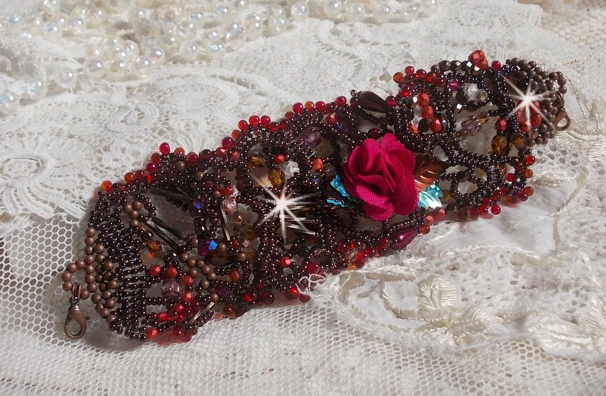 Belle Hélène manchet armband geheel in rocailles, stoffen bloem, edelsteen kralen (geel/witte calciet) en rocailles