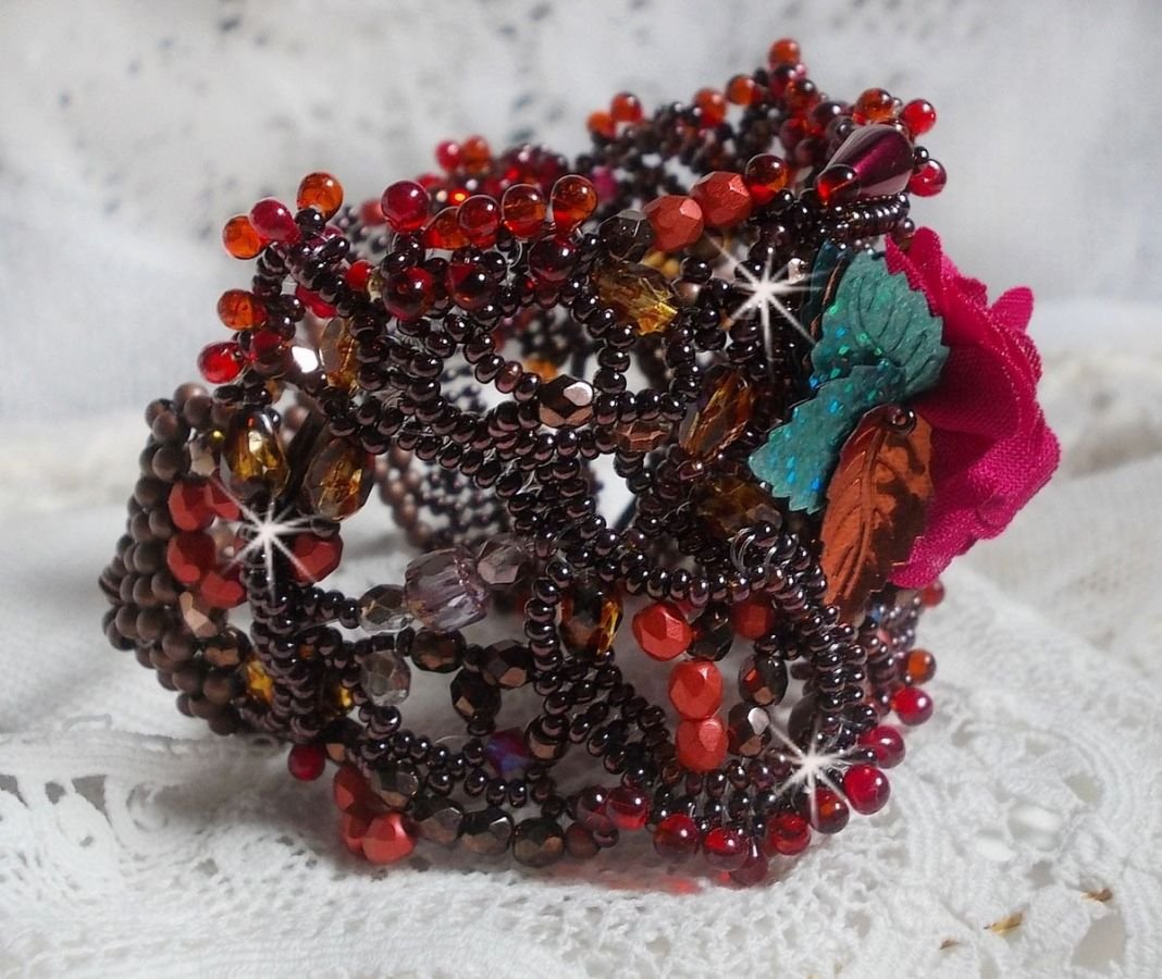 Belle Hélène manchet armband geheel in rocailles, stoffen bloem, edelsteen kralen (geel/witte calciet) en rocailles