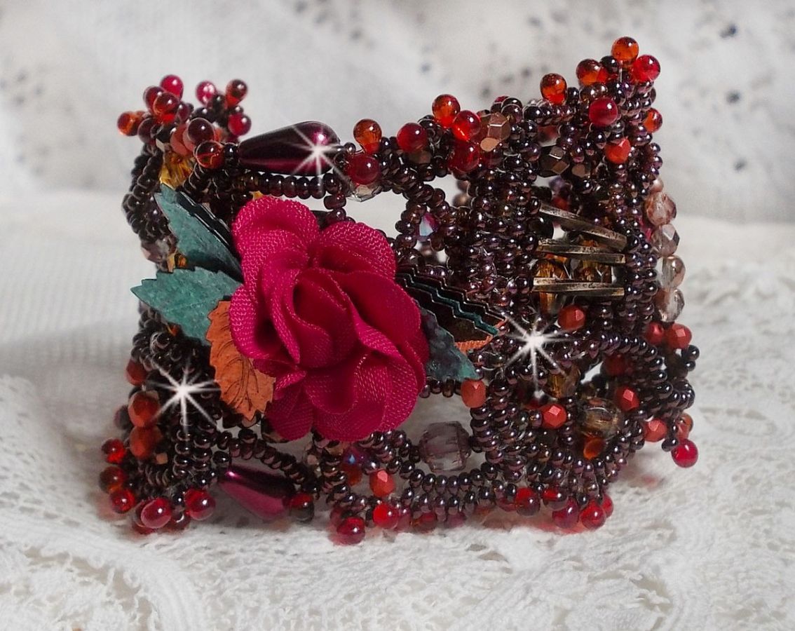 Belle Hélène manchet armband geheel in rocailles, stoffen bloem, edelsteen kralen (geel/witte calciet) en rocailles