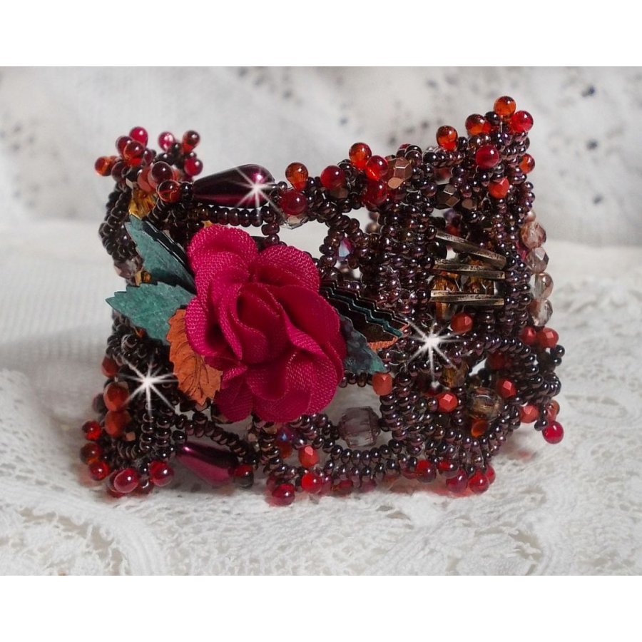 Belle Hélène manchet armband geheel in rocailles, stoffen bloem, edelsteen kralen (geel/witte calciet) en rocailles