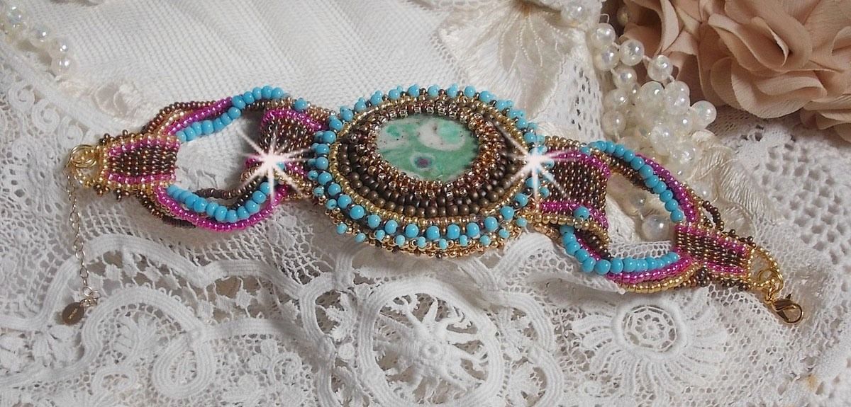 Cheyenne manchet armband geborduurd met een edelsteen, een Fuchsite robijn met Miyuki rocailles en Tsjechische rocailles.