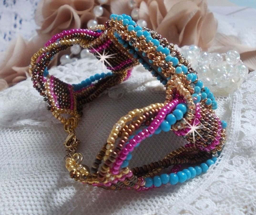 Cheyenne manchet armband geborduurd met een edelsteen, een Fuchsite robijn met Miyuki rocailles en Tsjechische rocailles.