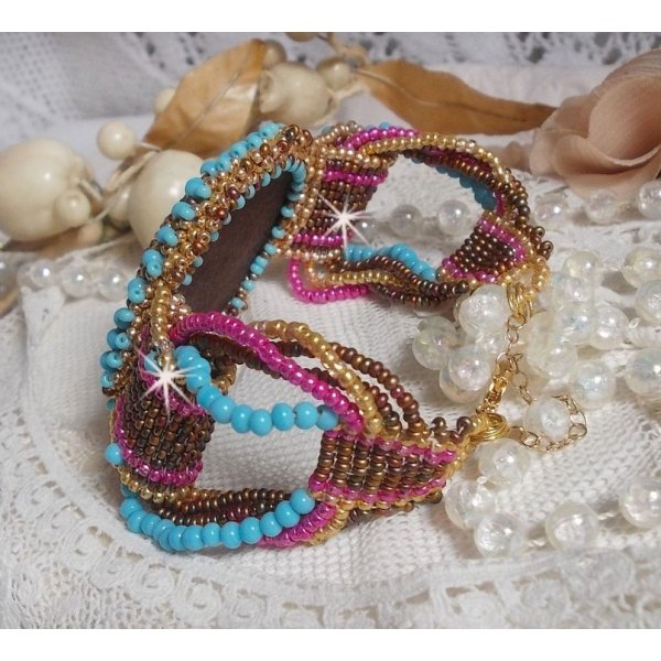 Cheyenne manchet armband geborduurd met een edelsteen, een Fuchsite robijn met Miyuki rocailles en Tsjechische rocailles.