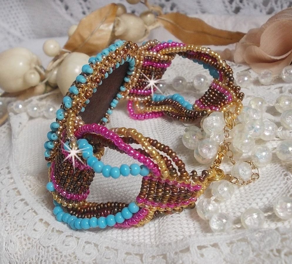 Cheyenne manchet armband geborduurd met een edelsteen, een Fuchsite robijn met Miyuki rocailles en Tsjechische rocailles.