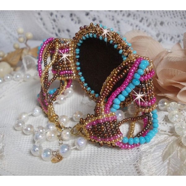 Cheyenne manchet armband geborduurd met een edelsteen, een Fuchsite robijn met Miyuki rocailles en Tsjechische rocailles.