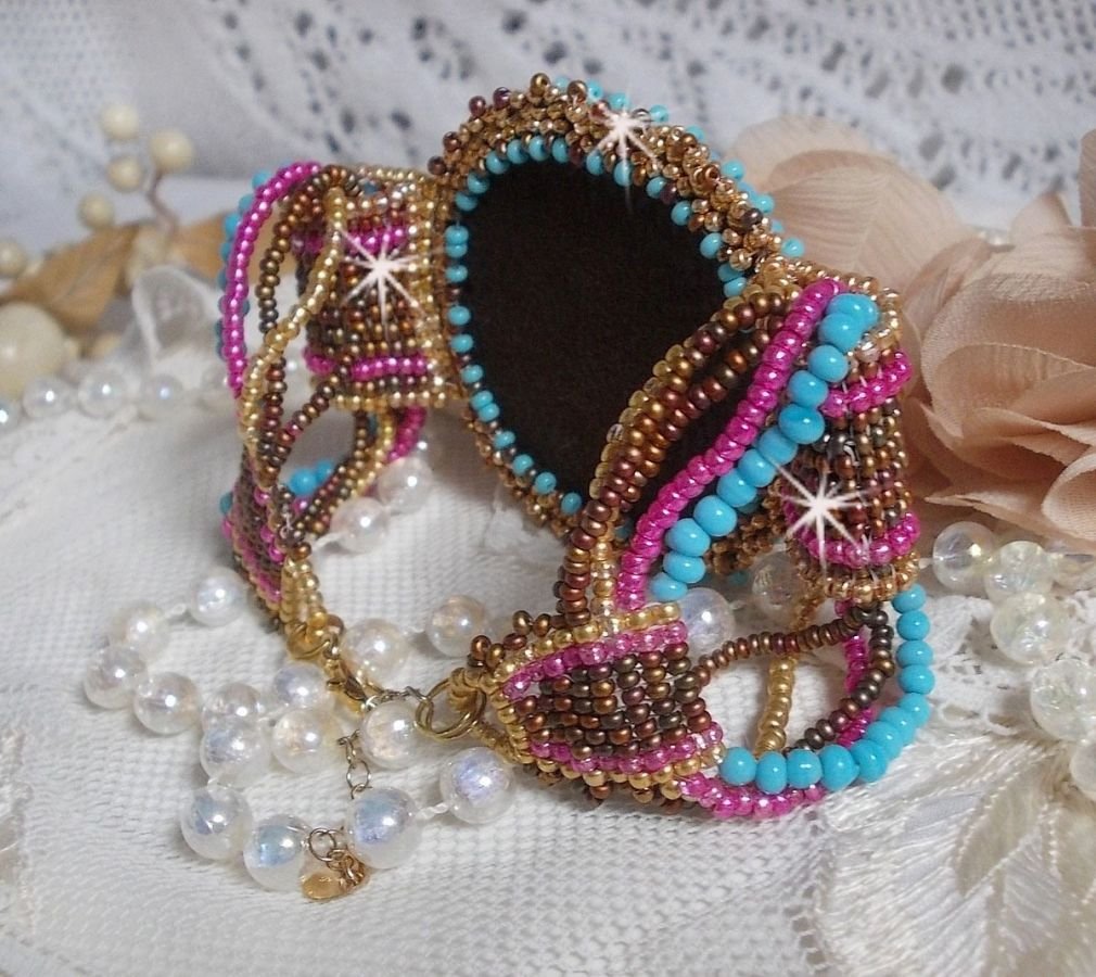 Cheyenne manchet armband geborduurd met een edelsteen, een Fuchsite robijn met Miyuki rocailles en Tsjechische rocailles.