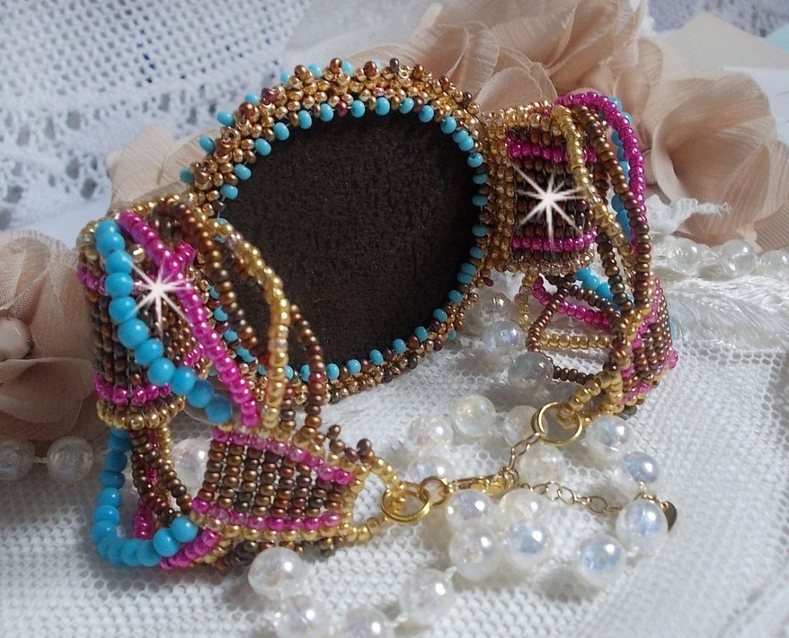 Cheyenne manchet armband geborduurd met een edelsteen, een Fuchsite robijn met Miyuki rocailles en Tsjechische rocailles.