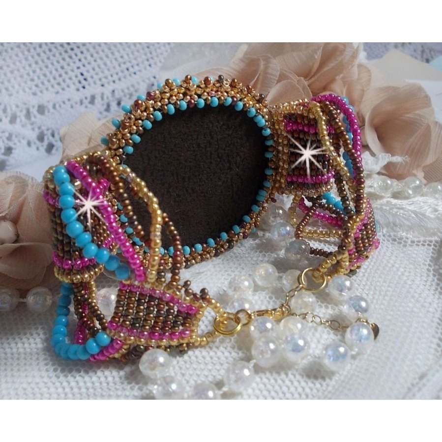 Cheyenne manchet armband geborduurd met een edelsteen, een Fuchsite robijn met Miyuki rocailles en Tsjechische rocailles.