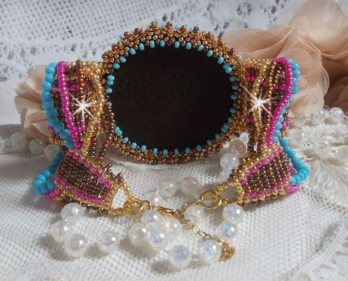 Cheyenne manchet armband geborduurd met een edelsteen, een Fuchsite robijn met Miyuki rocailles en Tsjechische rocailles.