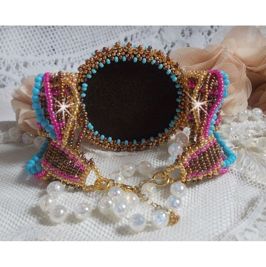 Cheyenne manchet armband geborduurd met een edelsteen, een Fuchsite robijn met Miyuki rocailles en Tsjechische rocailles.