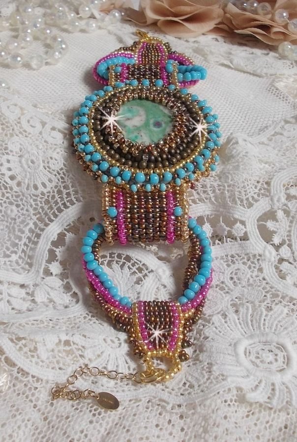 Cheyenne manchet armband geborduurd met een edelsteen, een Fuchsite robijn met Miyuki rocailles en Tsjechische rocailles.