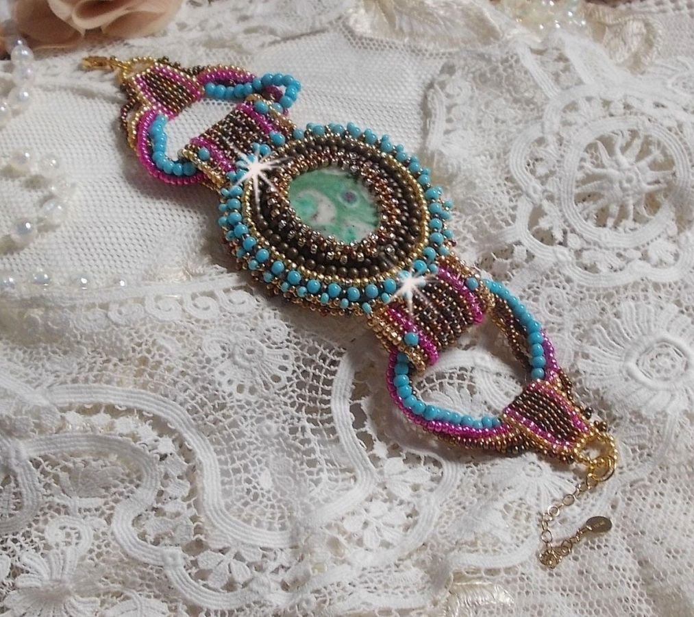 Cheyenne manchet armband geborduurd met een edelsteen, een Fuchsite robijn met Miyuki rocailles en Tsjechische rocailles.