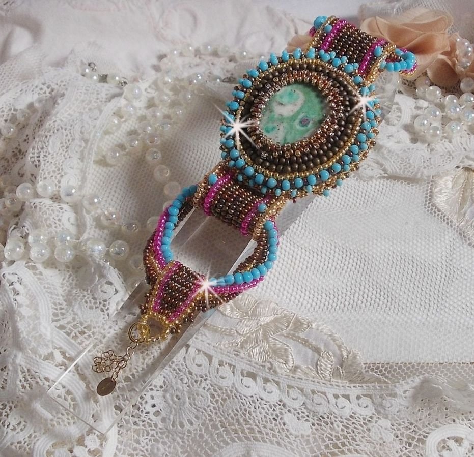 Cheyenne manchet armband geborduurd met een edelsteen, een Fuchsite robijn met Miyuki rocailles en Tsjechische rocailles.