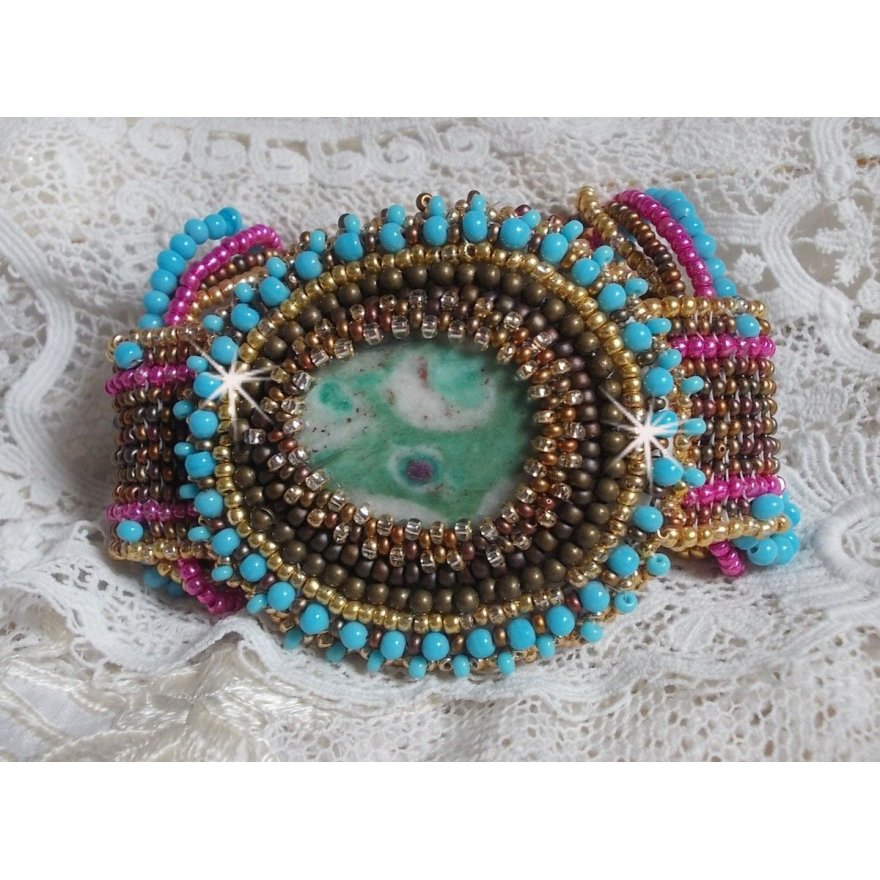 Cheyenne manchet armband geborduurd met een edelsteen, een Fuchsite robijn met Miyuki rocailles en Tsjechische rocailles.