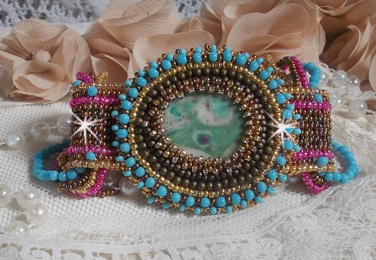 Cheyenne manchet armband geborduurd met een edelsteen, een Fuchsite robijn met Miyuki rocailles en Tsjechische rocailles.