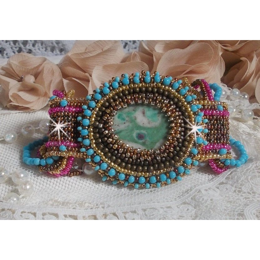 Cheyenne manchet armband geborduurd met een edelsteen, een Fuchsite robijn met Miyuki rocailles en Tsjechische rocailles.