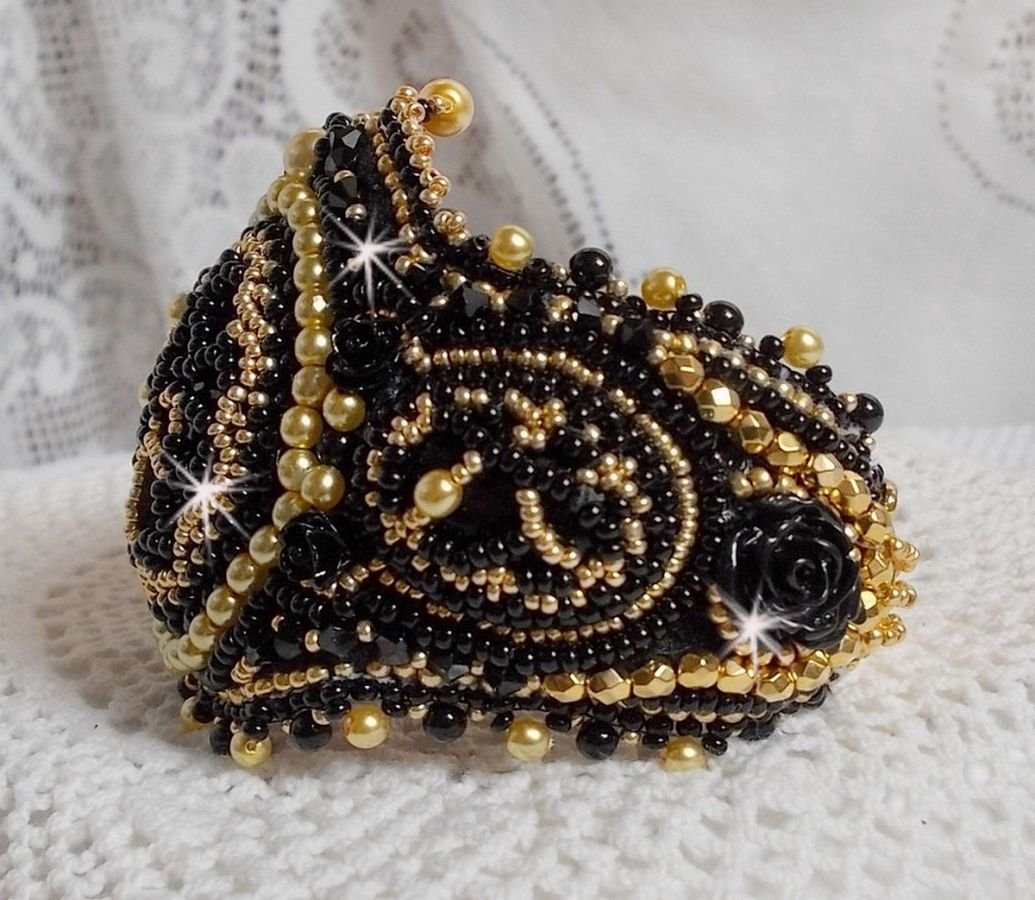 Cleopatra manchet armband geborduurd met zwarte onyx, Swarovski kristallen en rocailles