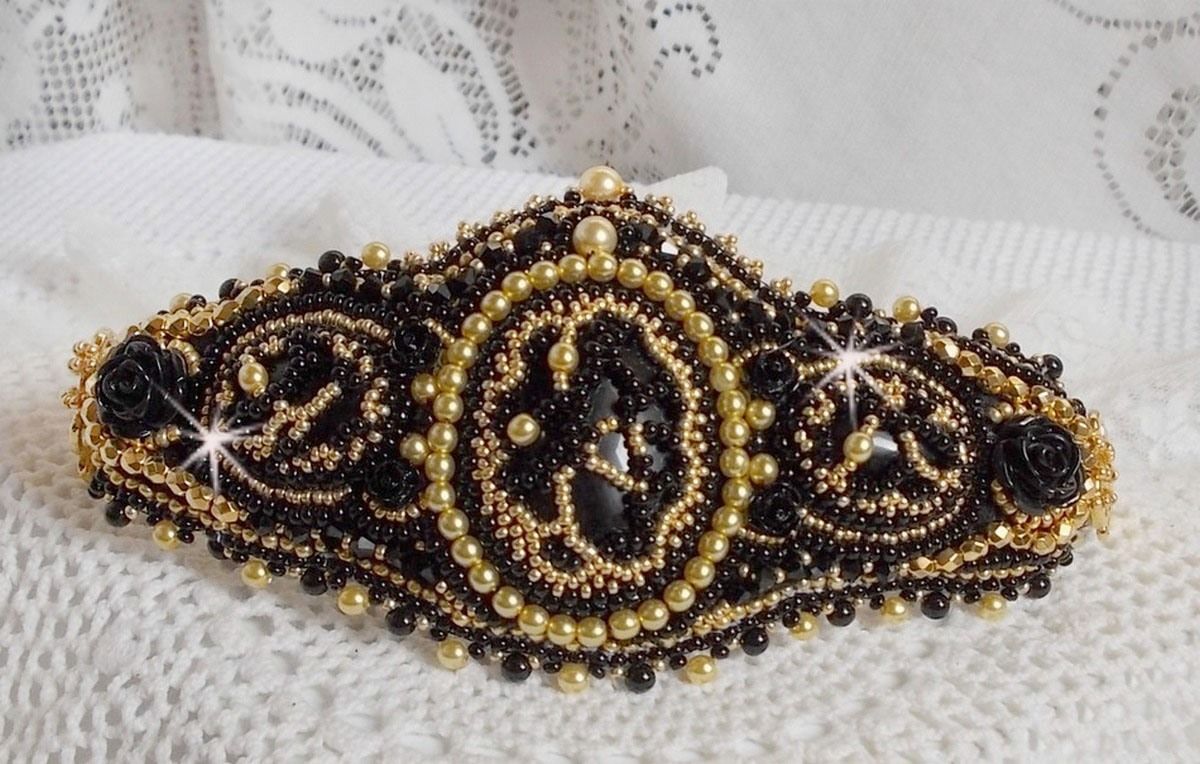 Cleopatra manchet armband geborduurd met zwarte onyx, Swarovski kristallen en rocailles