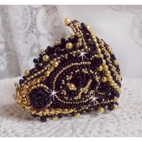 Cleopatra manchet armband geborduurd met zwarte onyx, Swarovski kristallen en rocailles