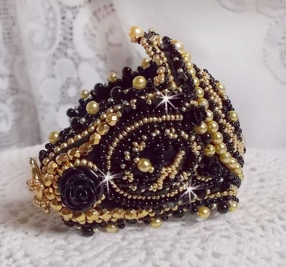 Cleopatra manchet armband geborduurd met zwarte onyx, Swarovski kristallen en rocailles