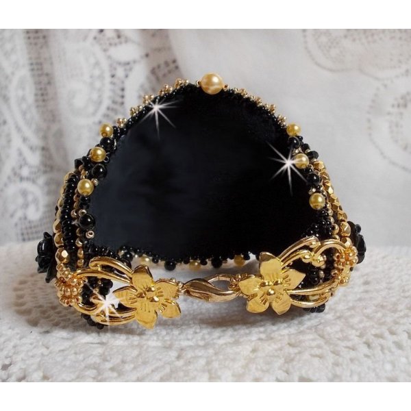 Cleopatra manchet armband geborduurd met zwarte onyx, Swarovski kristallen en rocailles
