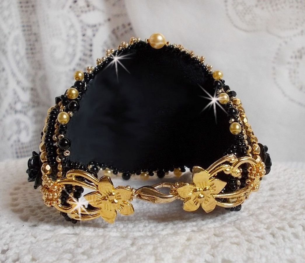Cleopatra manchet armband geborduurd met zwarte onyx, Swarovski kristallen en rocailles