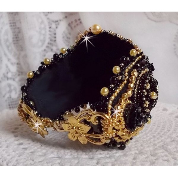 Cleopatra manchet armband geborduurd met zwarte onyx, Swarovski kristallen en rocailles