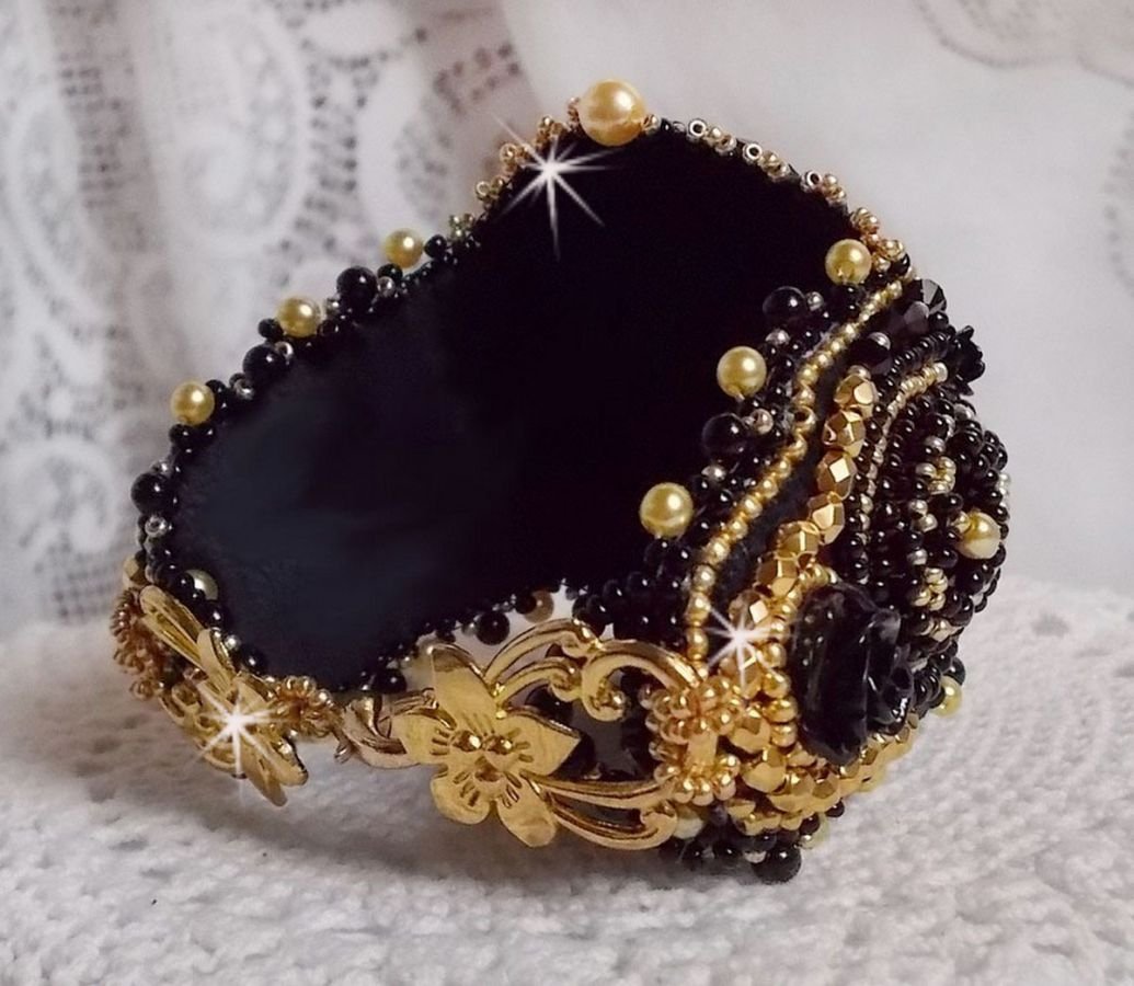Cleopatra manchet armband geborduurd met zwarte onyx, Swarovski kristallen en rocailles