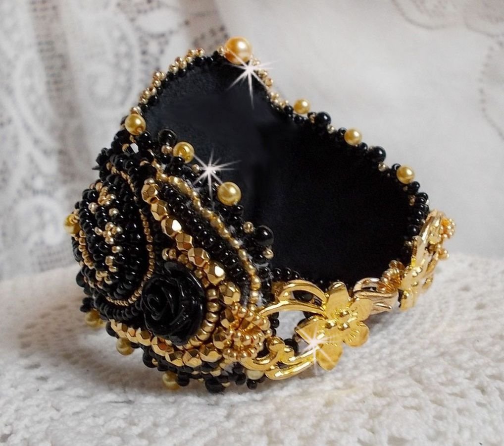 Cleopatra manchet armband geborduurd met zwarte onyx, Swarovski kristallen en rocailles