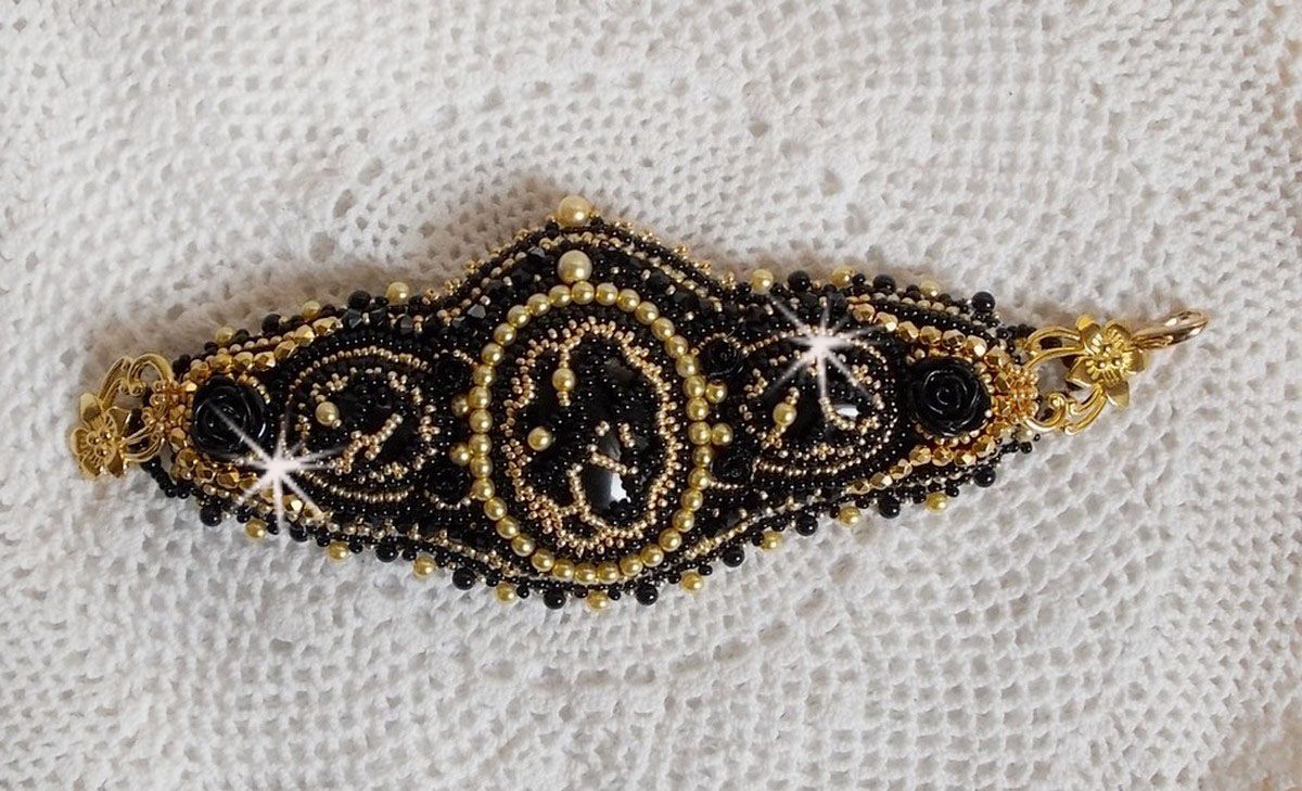 Cleopatra manchet armband geborduurd met zwarte onyx, Swarovski kristallen en rocailles