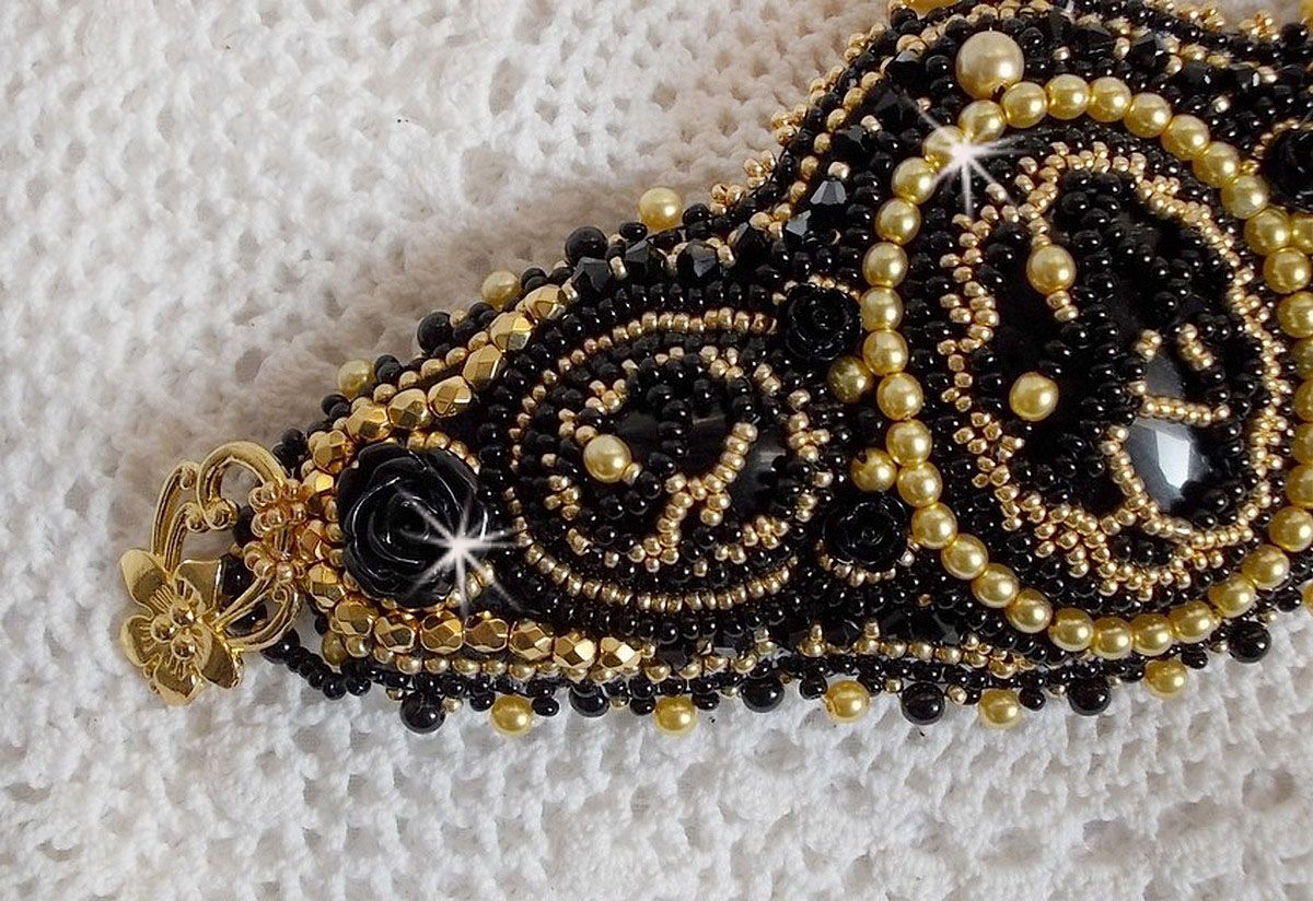Cleopatra manchet armband geborduurd met zwarte onyx, Swarovski kristallen en rocailles