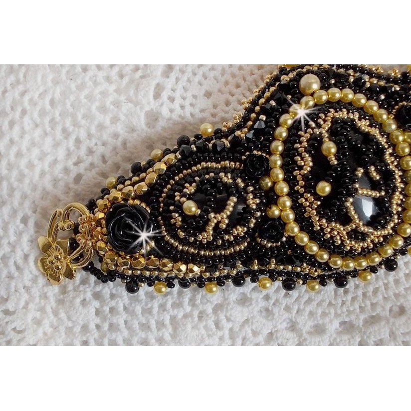 Cleopatra manchet armband geborduurd met zwarte onyx, Swarovski kristallen en rocailles