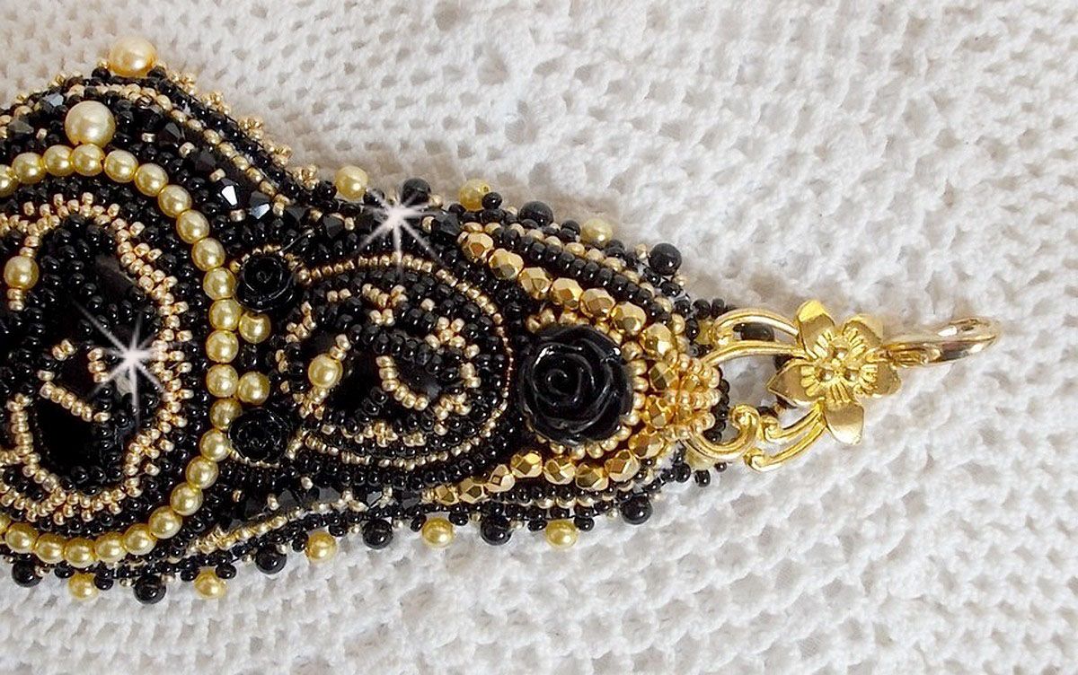 Cleopatra manchet armband geborduurd met zwarte onyx, Swarovski kristallen en rocailles
