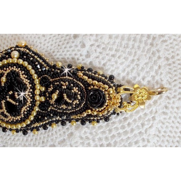 Cleopatra manchet armband geborduurd met zwarte onyx, Swarovski kristallen en rocailles